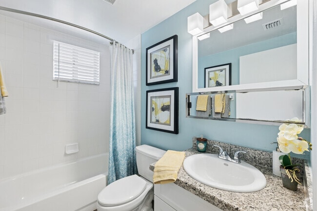 2BR, 2BA - 1165SF - Bathroom