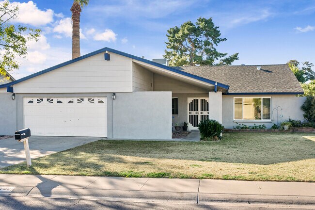 Photo - 2707 E Louise Dr House