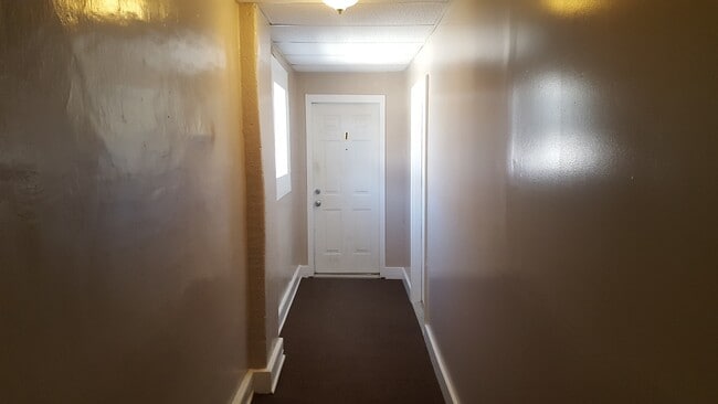 Building Photo - 303 1/2 S Osage Unit Apt 1