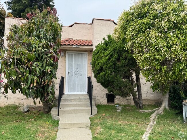 Building Photo - 11529 Iowa Ave Unit 11529 Rental