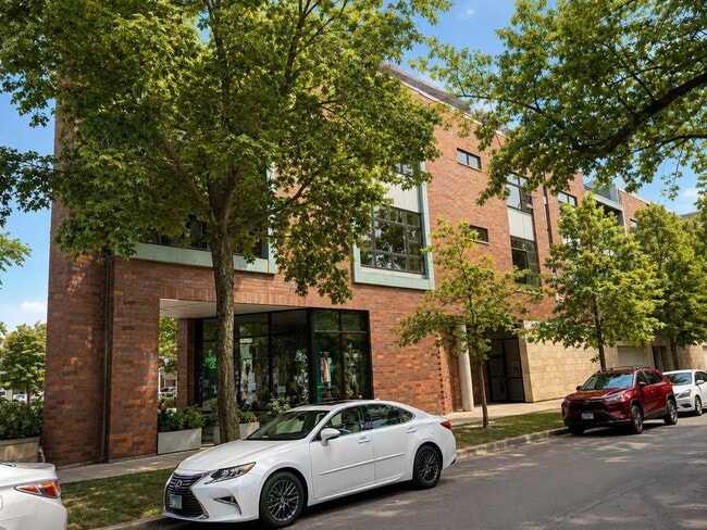 Building Photo - 3741 N Wolcott Ave