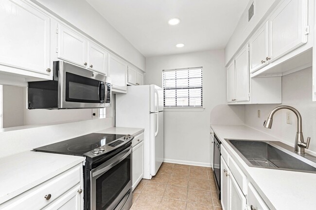 Building Photo - 3 Bedroom in the Hospital District