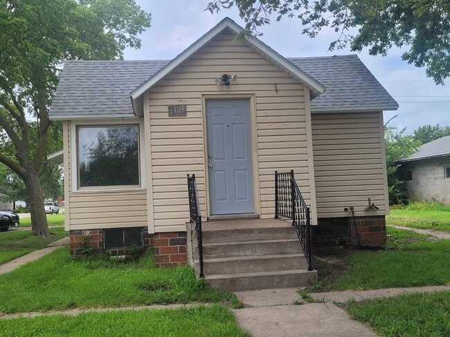 Building Photo - 1304 E 6th St Rental