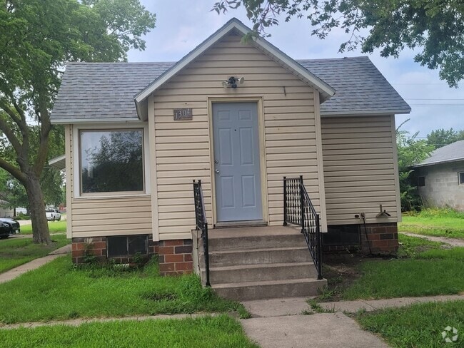 Building Photo - 1304 E 6th St Rental
