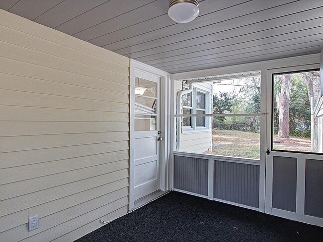 Porche - 604 N Kentucky Ave