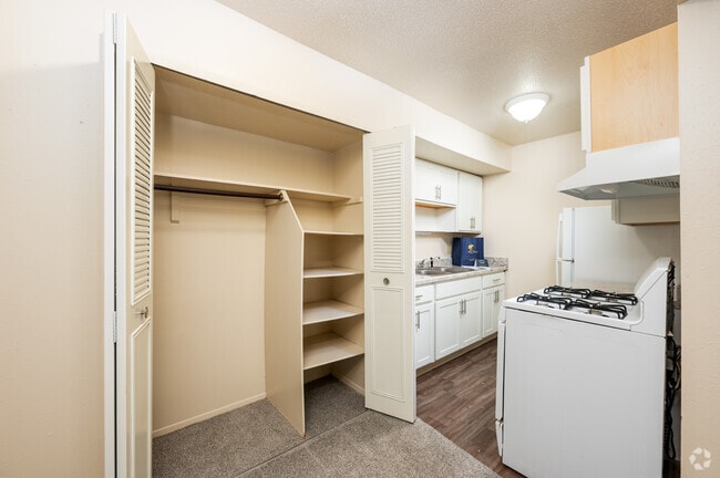1BR, 1BA - 553SF - Kitchen