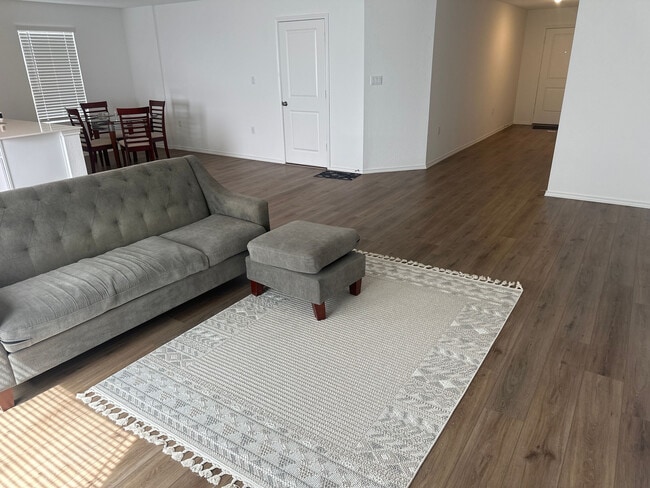 Building Photo - Room in House on Willkomen Way