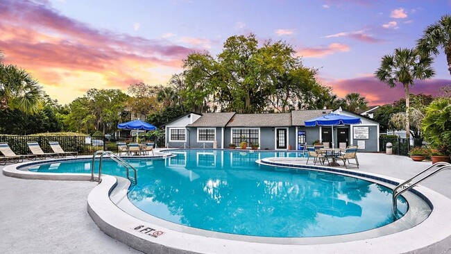 Puesta de sol en la piscina - Brookside Manor Apartments