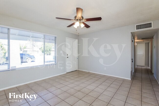 2041 W Windrose Dr