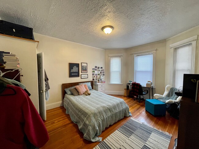 Building Photo - 162 Kelton St Unit 2