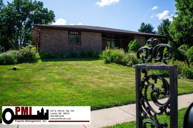 Building Photo - 3 Bedroom and 2 bathroom Colonial Hills Ho... Rental