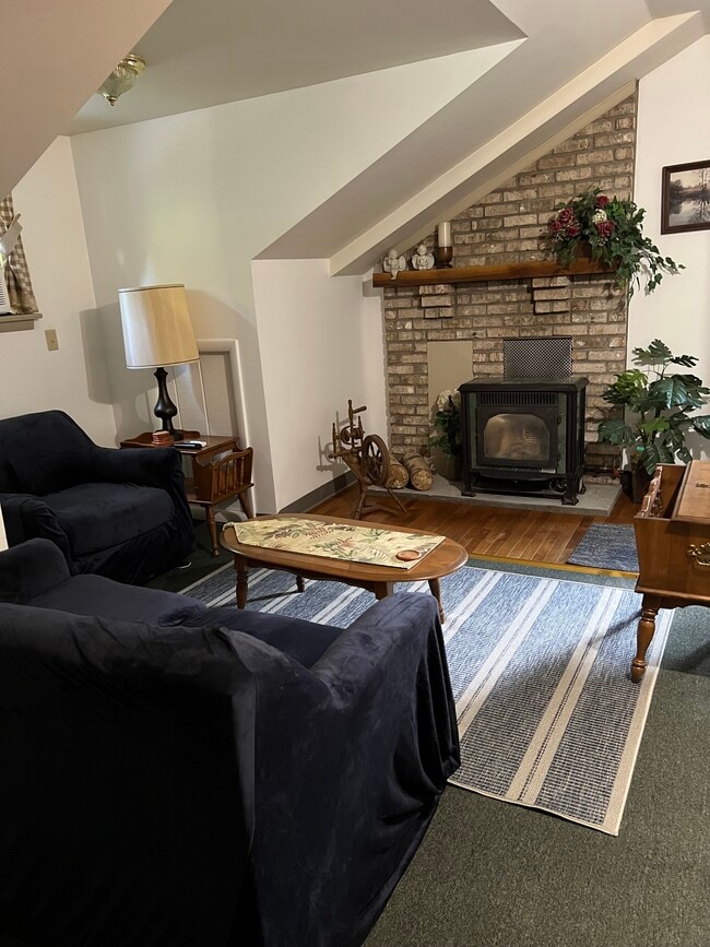 Building Photo - 13400 Schoenadel Ln SW Unit Studio Apartment