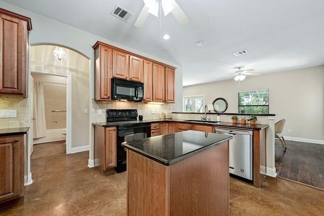 Photo - 200 Oak Hollow Ln