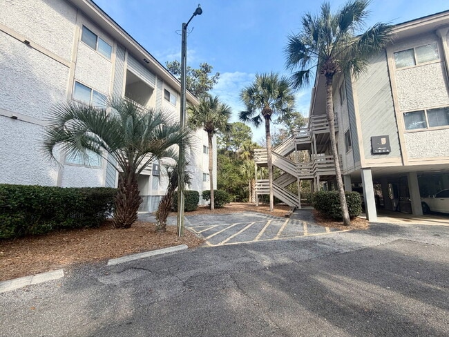 Building Photo - Two Bedroom Condo Located close to Everything Hilton Head Island has to Offer! Unit J1