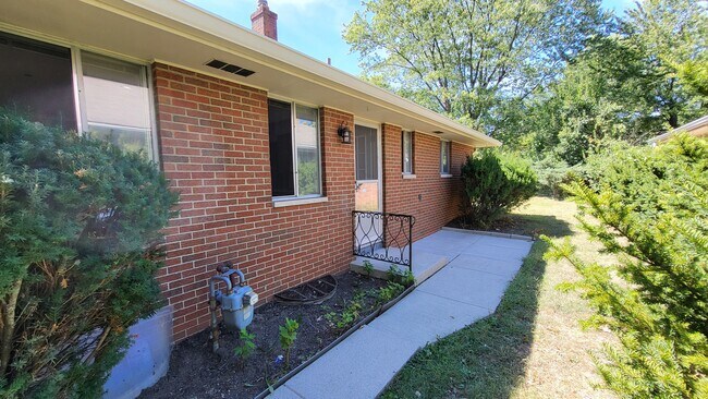 Side & Kitchen Back Door - 4365 Glenmawr Ave
