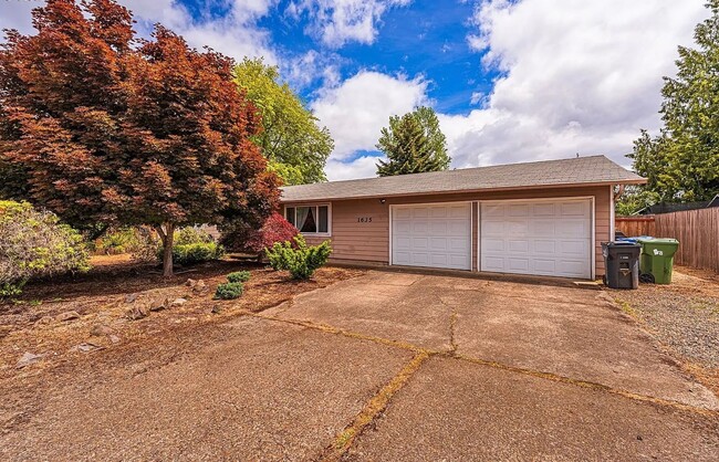 Building Photo - Beautiful Churchill Home!