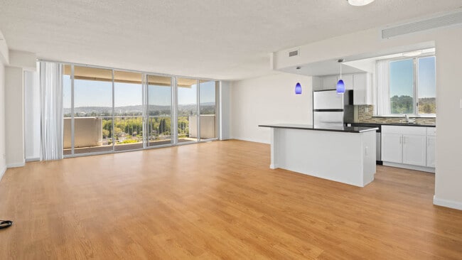 Sala de estar con balcón y piso de superficie dura - 55 West Fifth