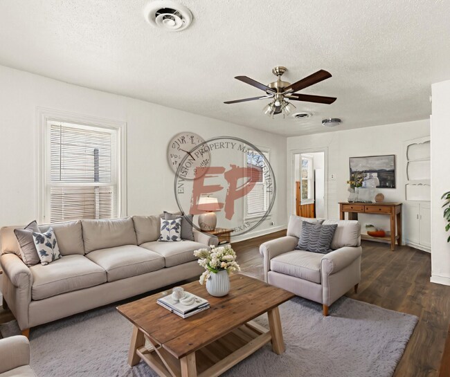 Photo - 2712 Lyle Ave