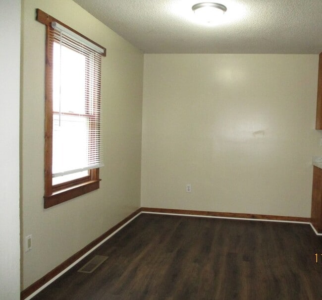 Photo - 138 Chestnut Dr SW