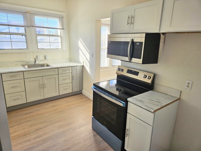 Building Photo - 2650 Post St Unit 2652 B