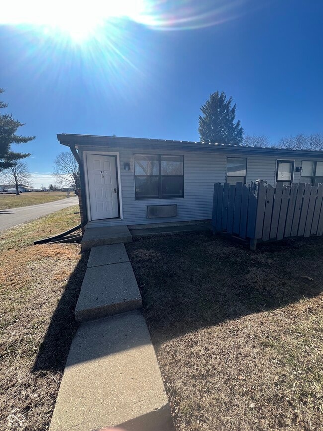 Building Photo - 2000 Indianapolis Rd Unit 93