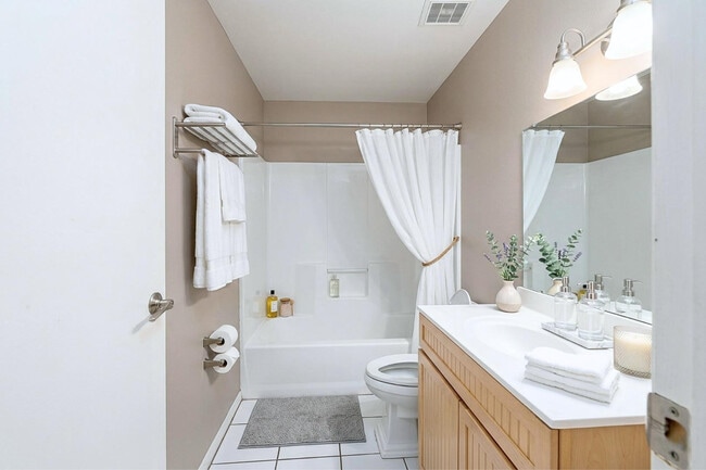 Photo - 452 E 9th Ave Unit Apt 3