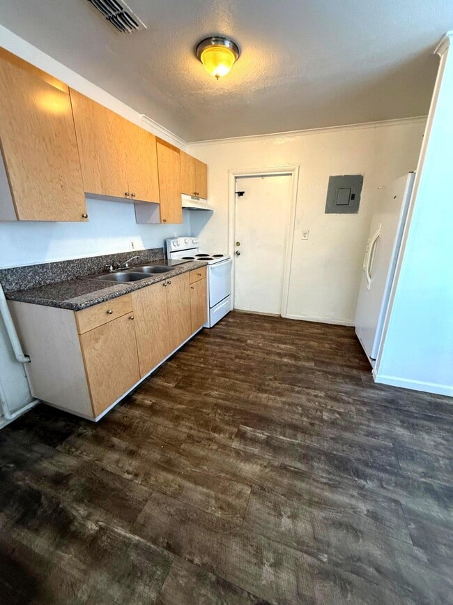 Photo - 709 W 4th St