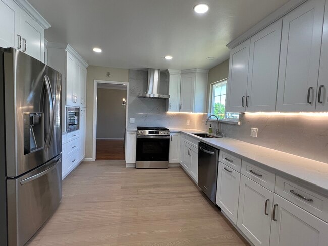 Photo - 1159 Runnymede Dr