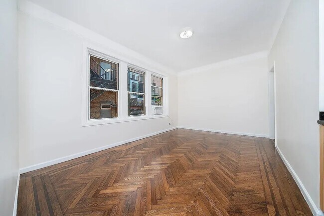 Photo - 117 W 13th St Unidad 20