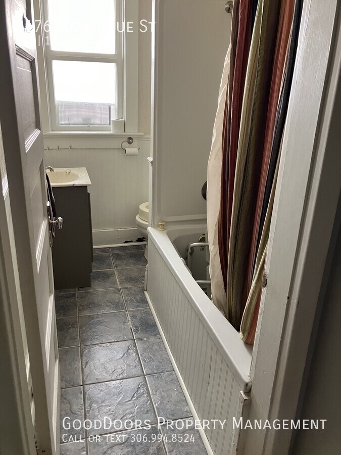 Photo - 2176 Montague St