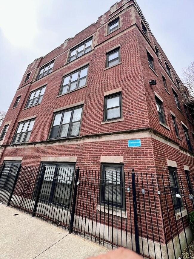 Building Photo - 4014 S Drexel Blvd Rental