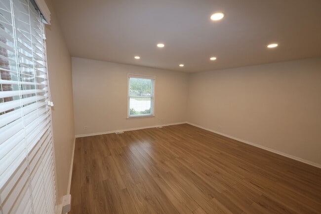 Photo - 503 E Valley Ln