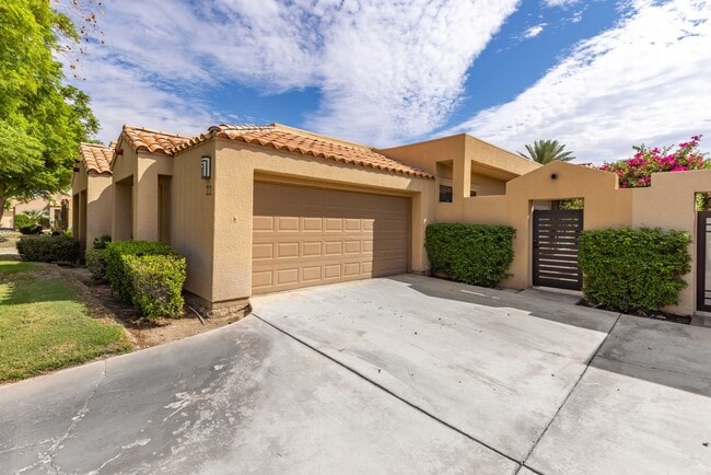 Building Photo - Mission Hills Country Club Home