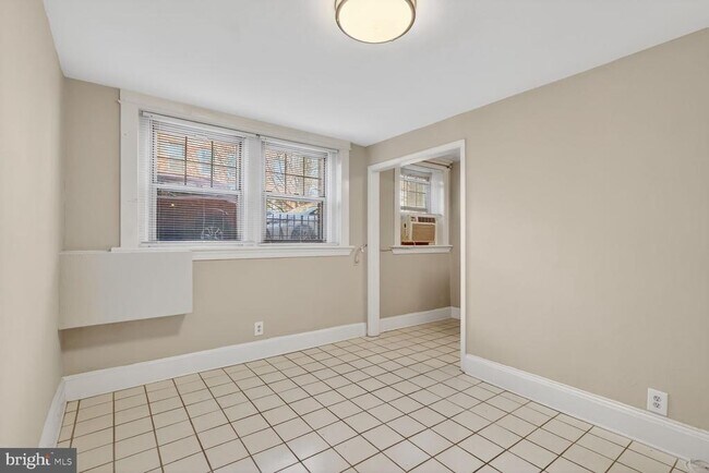 Building Photo - 1820 Swann St NW Unit 2