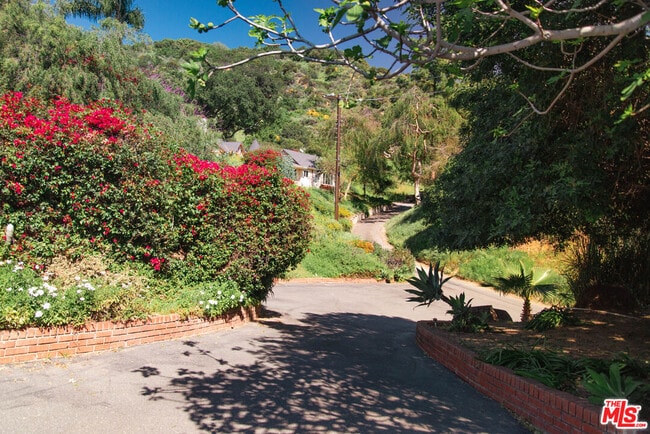 Photo - 1070 Norumbega Dr