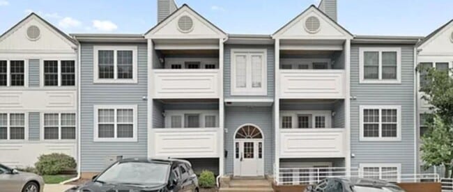 Building Photo - Commuter's dream, modern living