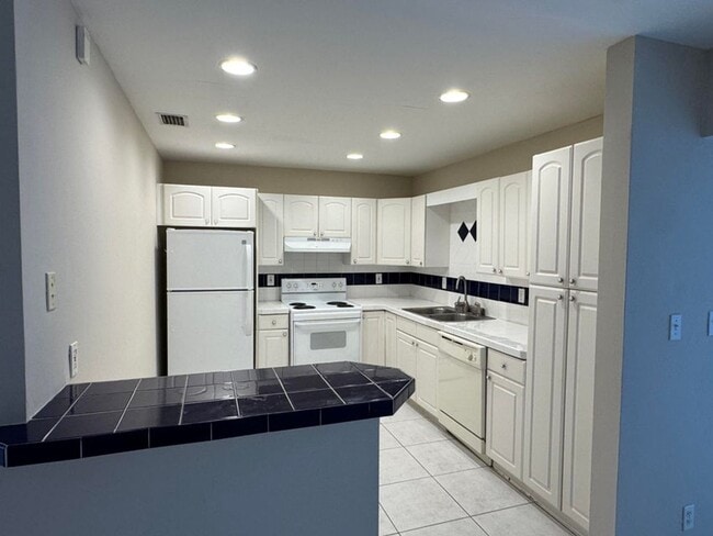 Building Photo - 300 NE 31st St