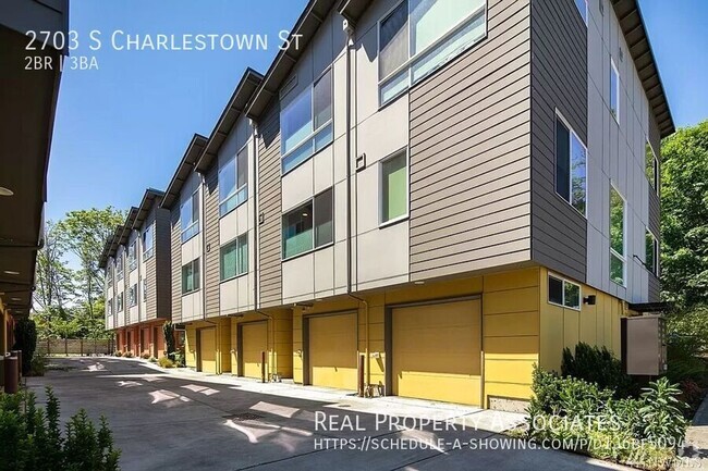 Building Photo - Gorgeous Townhome