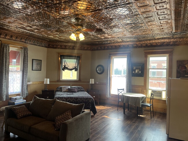 Building Photo - 103 W Railroad St Rental