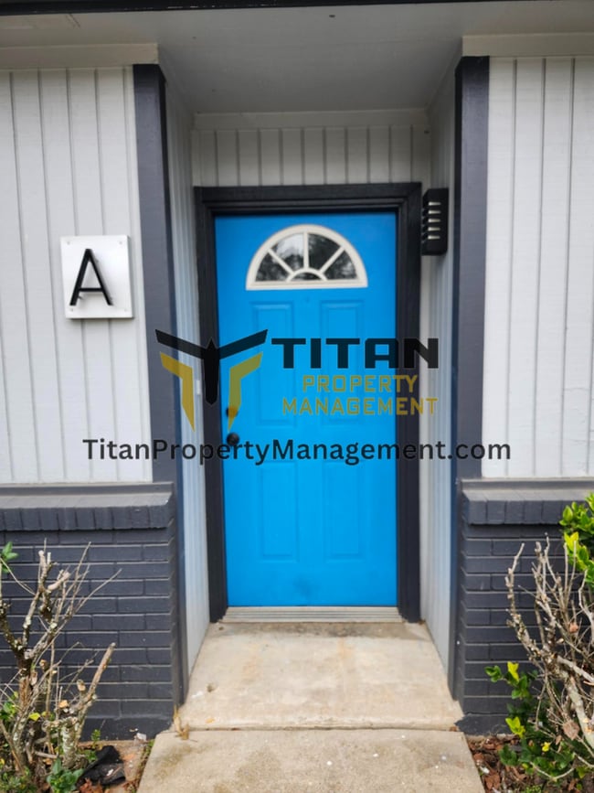 Photo - 2bed/2bath End-Unit Apartment with Fenced Yard Unit 700 Park Dr. Apt A