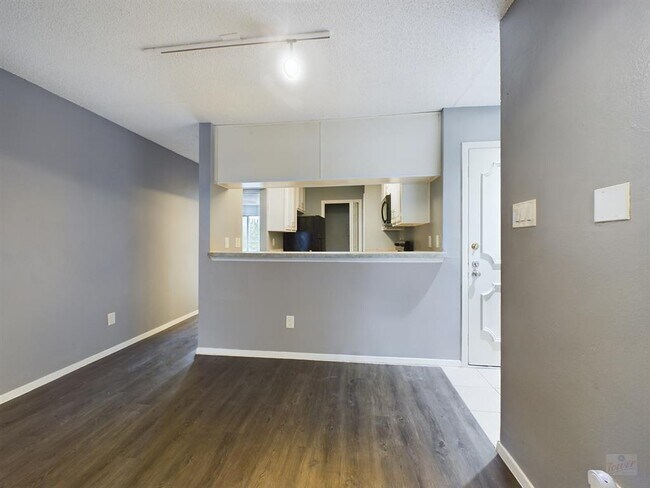 Photo - 806 W 24th St Unit 335