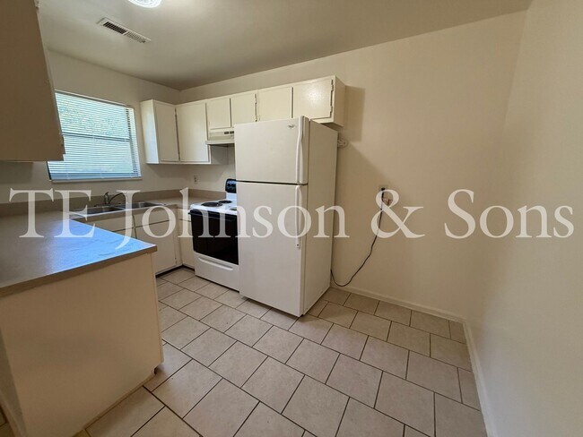 Photo - 2 Bedroom Utilities INCLUDED Unit 1604 Oak Croft C