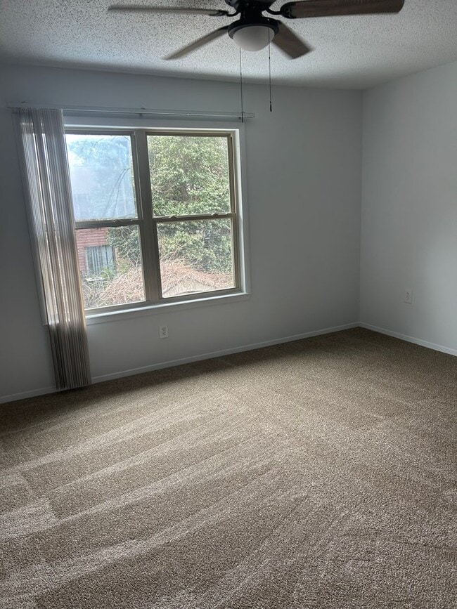 Photo - 2 Bedroom/ 1.5 Bath Townhome w/ Washer & Dryer Connection