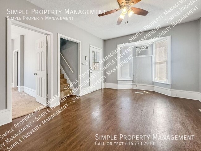 Photo - 156 Carrier St NE