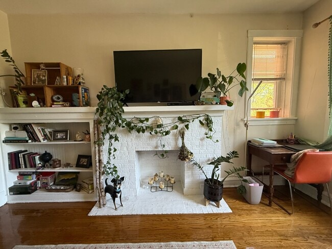 Building Photo - Rogers Park 2 Bed 1 Bath With Central AC & Heat, Beautiful Sunroom, Dog Friendly, Available July ... Unit 2