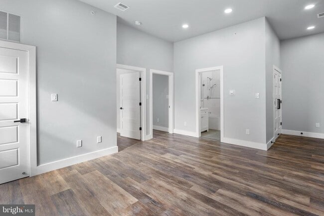 Photo - 342 W Queen Ln Unit 5