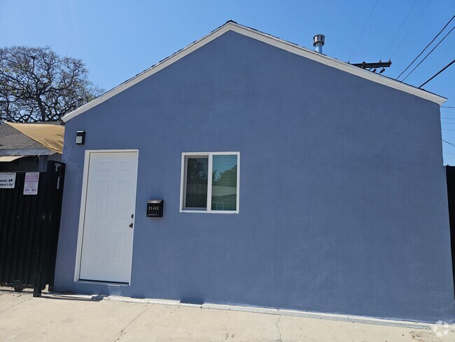Building Photo - Utilities Paid!  1-Bed 1-bath Apartment in...