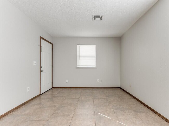 Photo - 822 Russell Cir
