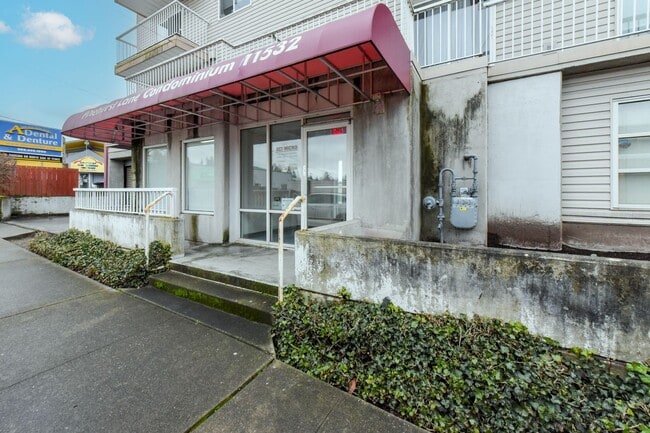 Photo - Commute-Friendly, Top-Floor, Totally Comfortable Unit 403