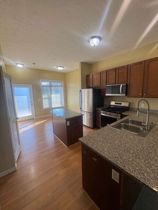 Photo - 2150 S Main St